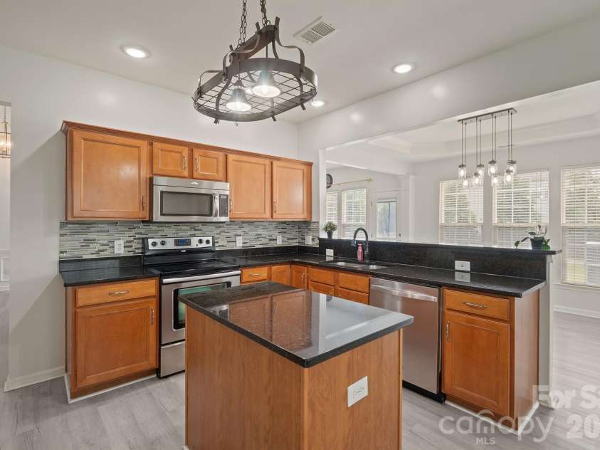 2237 Arbor Vista Drive, Charlotte, NC 28262.  MLS# CAR4395474, YatesRealty ID 32781. Open kitcehn with granite and breakfast nook