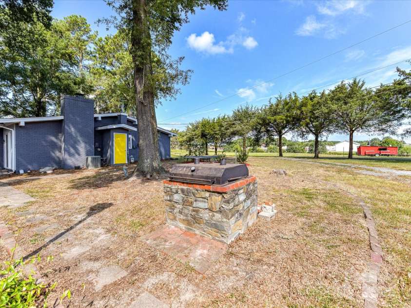1021 Cyrus Edwards Road, Monroe, NC 28110.  MLS# CAR4287915, YatesRealty ID 32783. Cook grill encased in stone