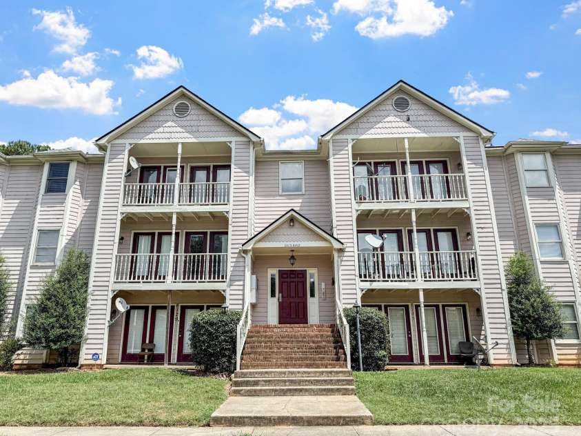 6131 Meadow Rose Lane, Charlotte, NC 28215.  MLS# CAR4288388, YatesRealty ID 32785. 