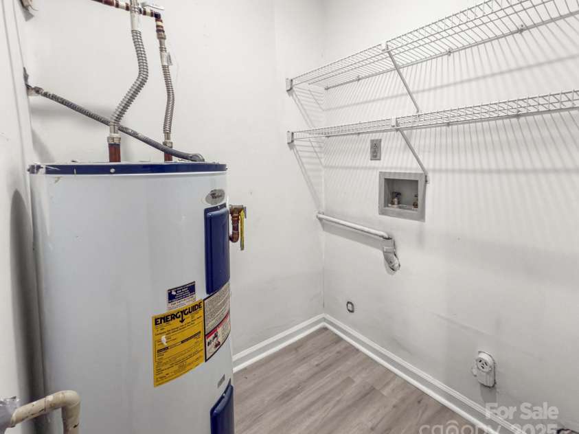 6131 Meadow Rose Lane, Charlotte, NC 28215.  MLS# CAR4288388, YatesRealty ID 32785. 