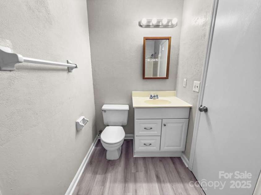 6131 Meadow Rose Lane, Charlotte, NC 28215.  MLS# CAR4288388, YatesRealty ID 32785. 