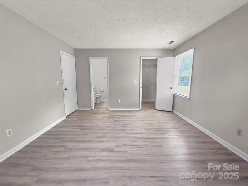 6131 Meadow Rose Lane, Charlotte, NC 28215.  MLS# CAR4288388, YatesRealty ID 32785. 