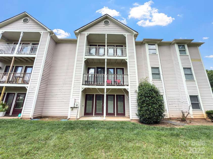6131 Meadow Rose Lane, Charlotte, NC 28215.  MLS# CAR4288388, YatesRealty ID 32785. 