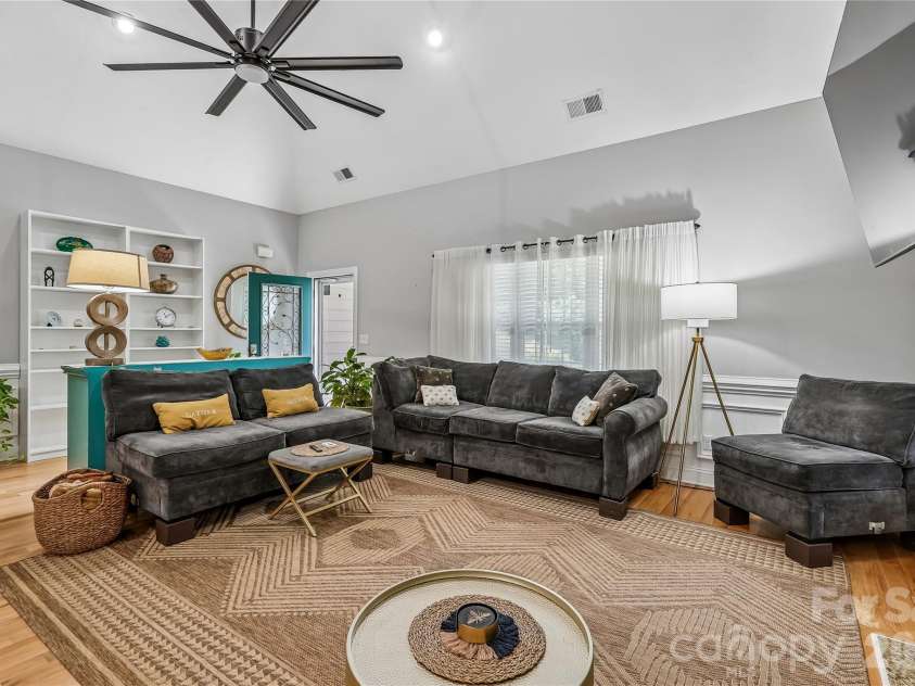 10703 MIDDLE ACRES Road, Charlotte, NC 28213.  MLS# CAR4395769, YatesRealty ID 32787. 