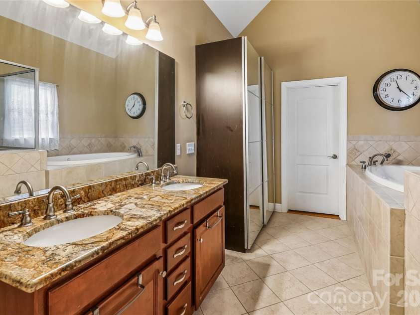 10703 MIDDLE ACRES Road, Charlotte, NC 28213.  MLS# CAR4395769, YatesRealty ID 32787. 