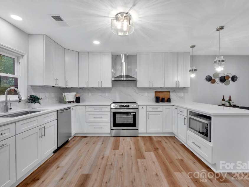 729 Aintree Road, Charlotte, NC 28215.  MLS# CAR4292556, YatesRealty ID 32787. 