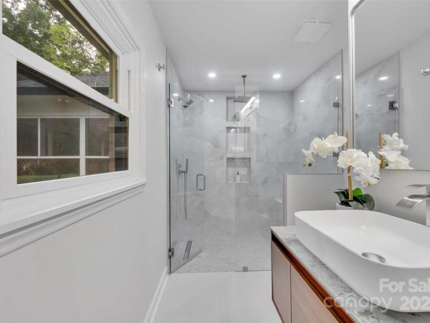 729 Aintree Road, Charlotte, NC 28215.  MLS# CAR4292556, YatesRealty ID 32787. 
