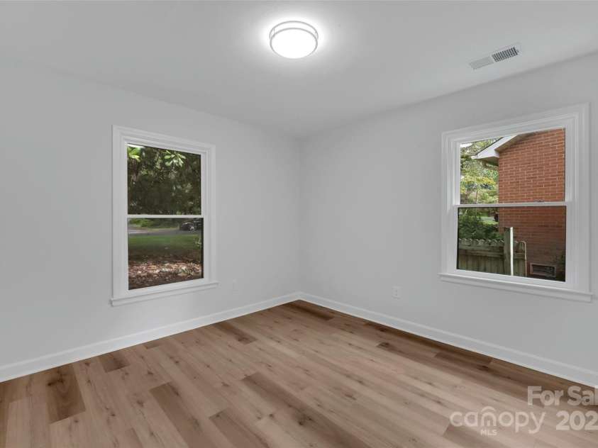 729 Aintree Road, Charlotte, NC 28215.  MLS# CAR4292556, YatesRealty ID 32787. 