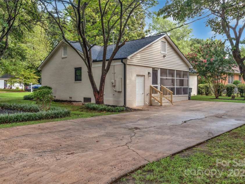 729 Aintree Road, Charlotte, NC 28215.  MLS# CAR4292556, YatesRealty ID 32787. 