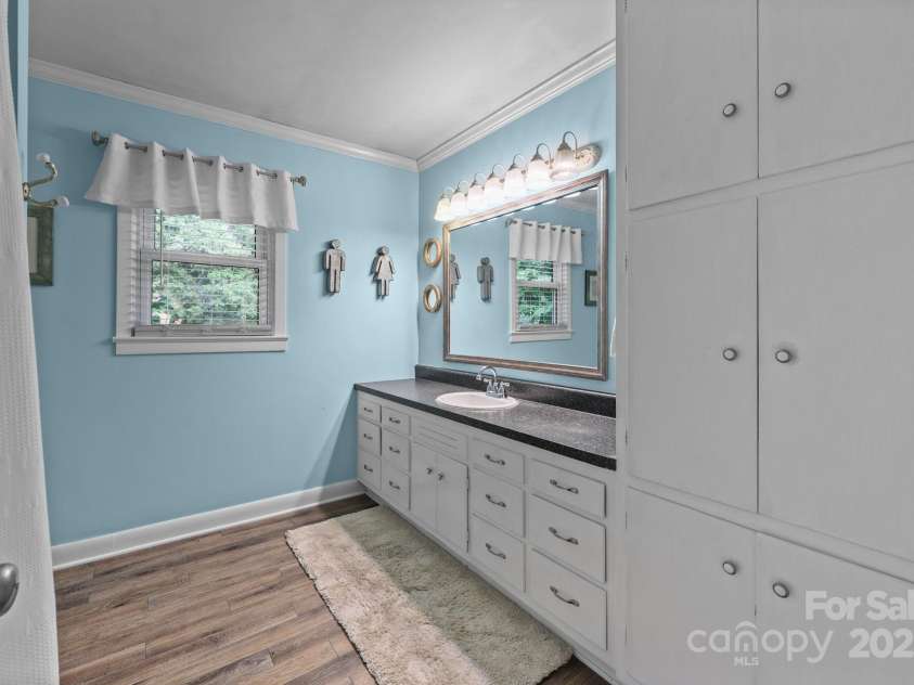 6125 Southern Lane, Salisbury, NC 28147.  MLS# CAR4291553, YatesRealty ID 32788. Upstairs full bathroom