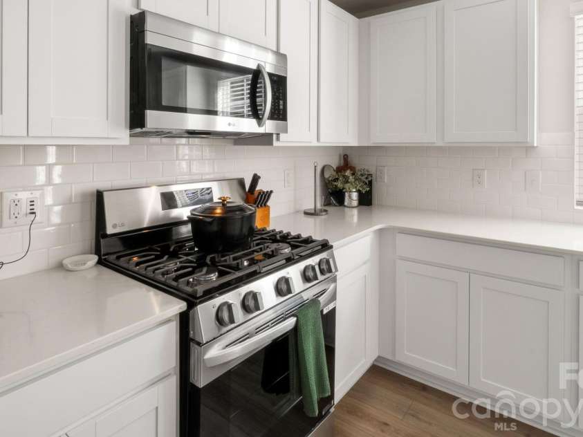 1615 Spring Lot Drive, Edgemoor, SC 29712.  MLS# CAR4340622, YatesRealty ID 3279. Gas range