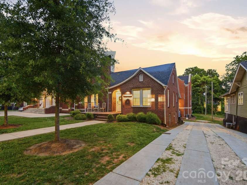 205 Grandin Road, Charlotte, NC 28208.  MLS# CAR4394649, YatesRealty ID 32790. 