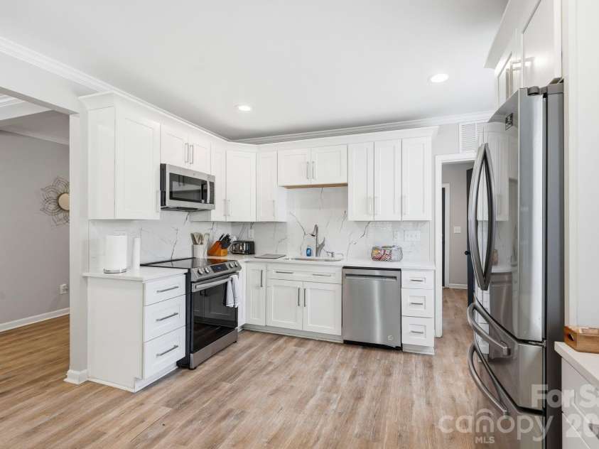 205 Grandin Road, Charlotte, NC 28208.  MLS# CAR4394649, YatesRealty ID 32790. 