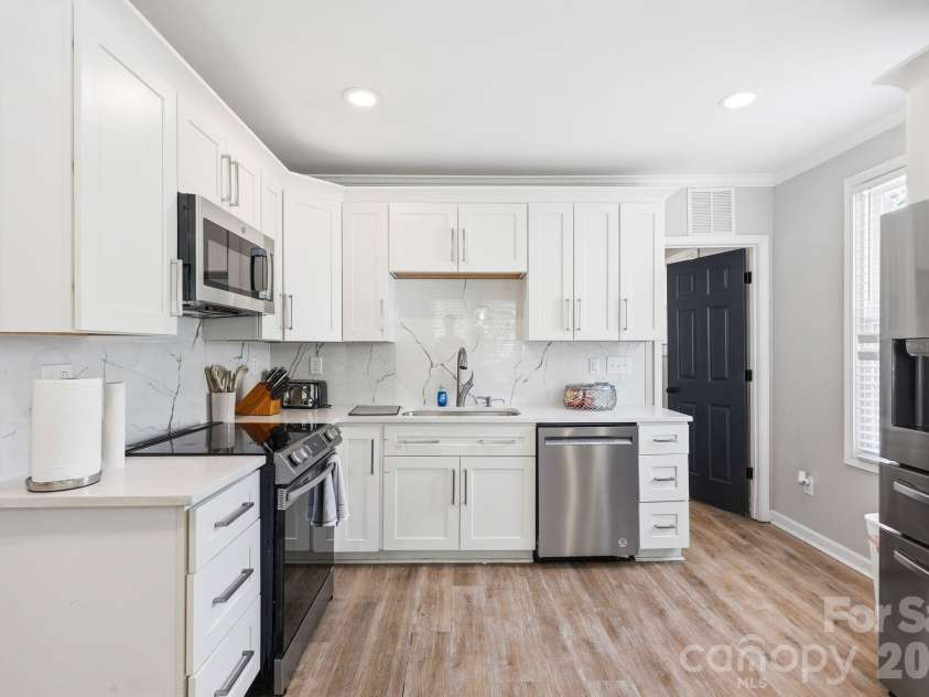 205 Grandin Road, Charlotte, NC 28208.  MLS# CAR4394649, YatesRealty ID 32790. 