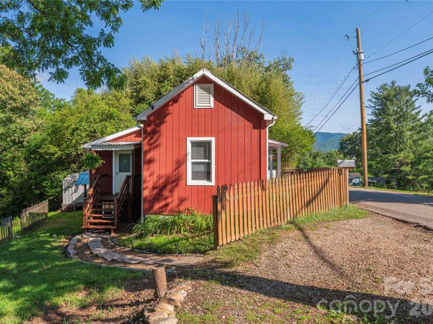 261 Star Ridge Road, Canton, NC 28716.  MLS# CAR4396365, YatesRealty ID 32791. 
