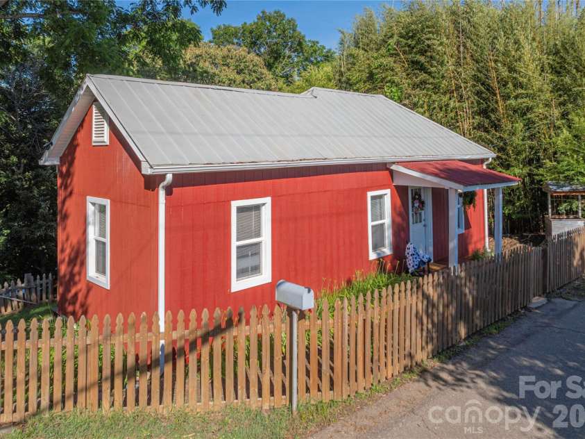 261 Star Ridge Road, Canton, NC 28716.  MLS# CAR4396365, YatesRealty ID 32791. 