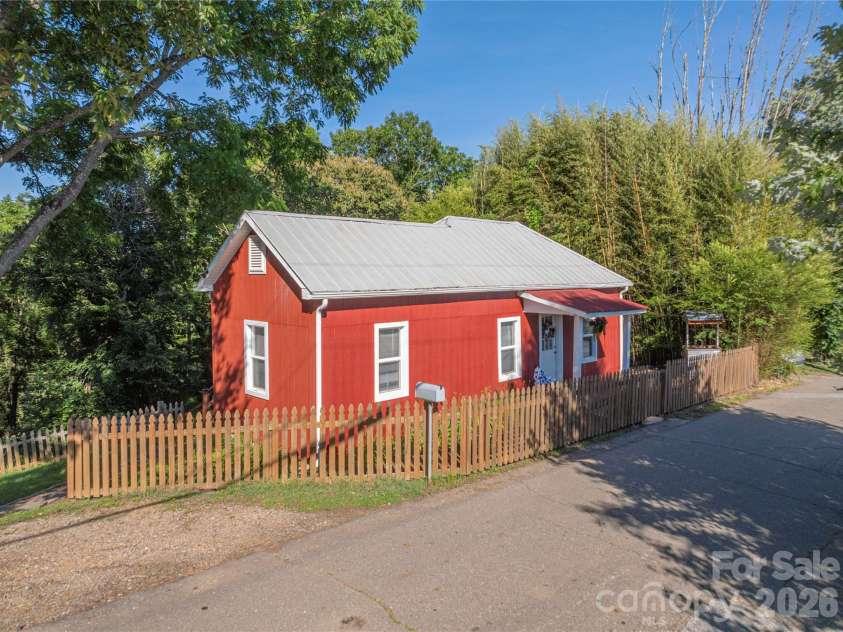 261 Star Ridge Road, Canton, NC 28716.  MLS# CAR4396365, YatesRealty ID 32791. 