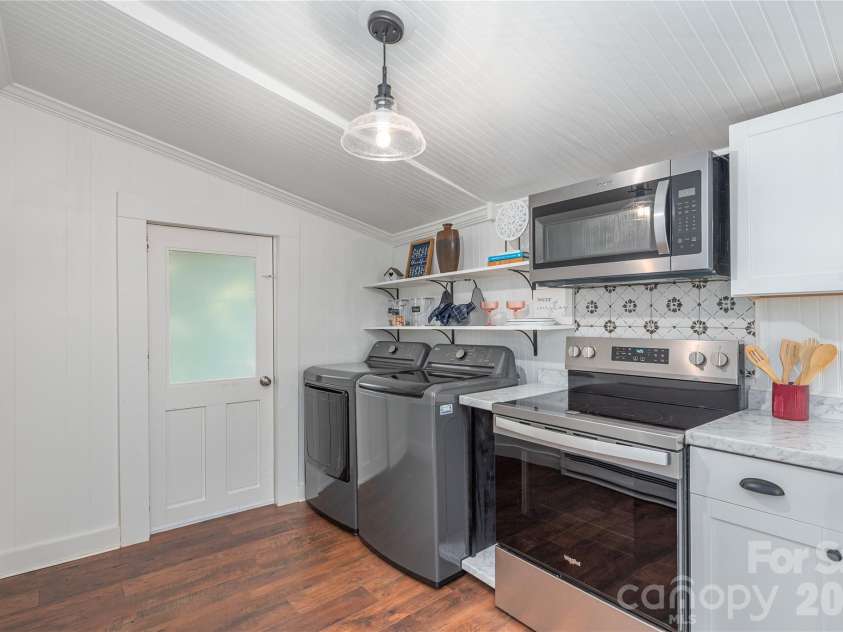 261 Star Ridge Road, Canton, NC 28716.  MLS# CAR4396365, YatesRealty ID 32791. Functional kitchen layout with laundry conveniently located nearby.