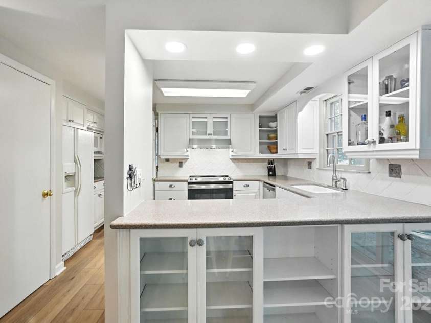 9535 Hinson Drive, Matthews, NC 28105.  MLS# CAR4275698, YatesRealty ID 32791. 