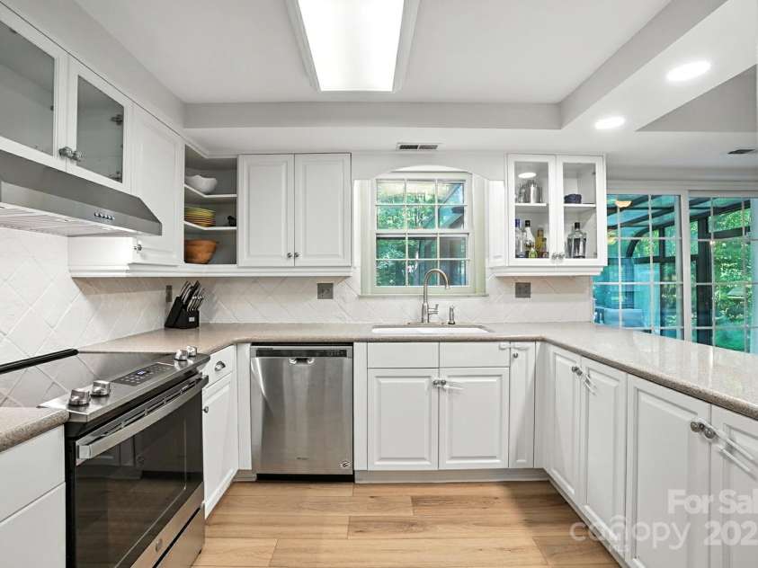 9535 Hinson Drive, Matthews, NC 28105.  MLS# CAR4275698, YatesRealty ID 32791. 