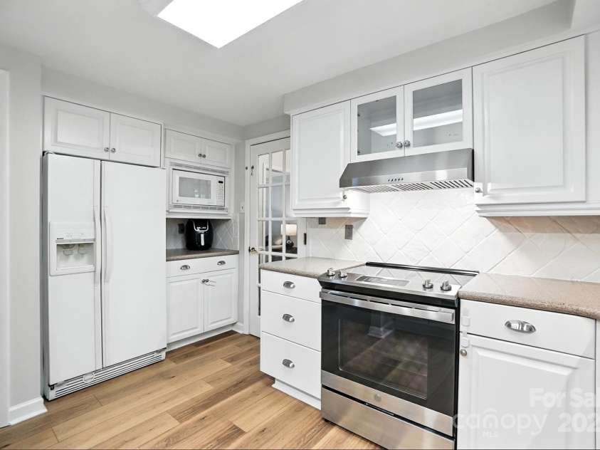 9535 Hinson Drive, Matthews, NC 28105.  MLS# CAR4275698, YatesRealty ID 32791. 