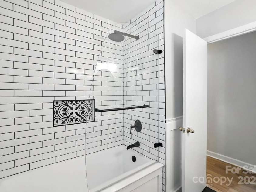 9535 Hinson Drive, Matthews, NC 28105.  MLS# CAR4275698, YatesRealty ID 32791. 