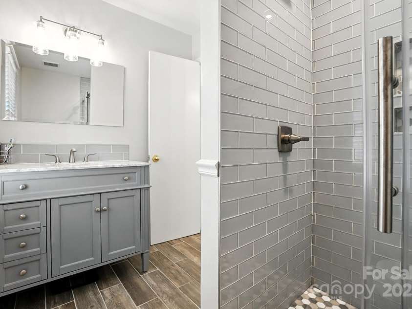 9535 Hinson Drive, Matthews, NC 28105.  MLS# CAR4275698, YatesRealty ID 32791. 