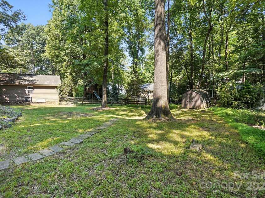 9535 Hinson Drive, Matthews, NC 28105.  MLS# CAR4275698, YatesRealty ID 32791. 