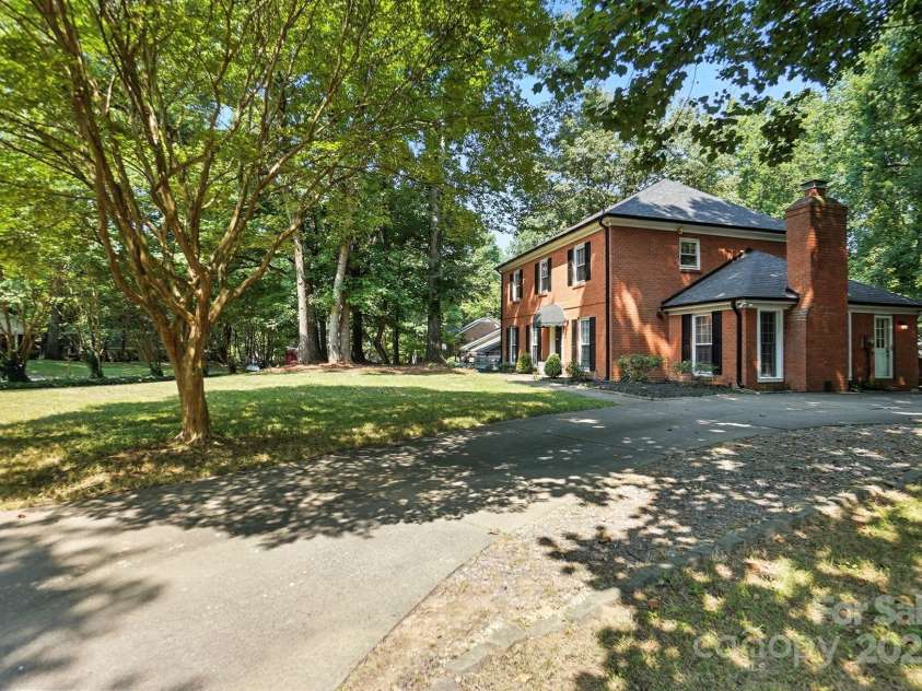 9535 Hinson Drive, Matthews, NC 28105.  MLS# CAR4275698, YatesRealty ID 32791. 