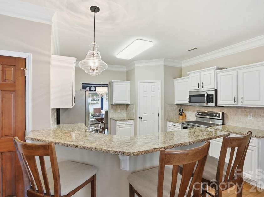 19737 Beneteau Court, Cornelius, NC 28031.  MLS# CAR4391475, YatesRealty ID 32794. Breakfast bar