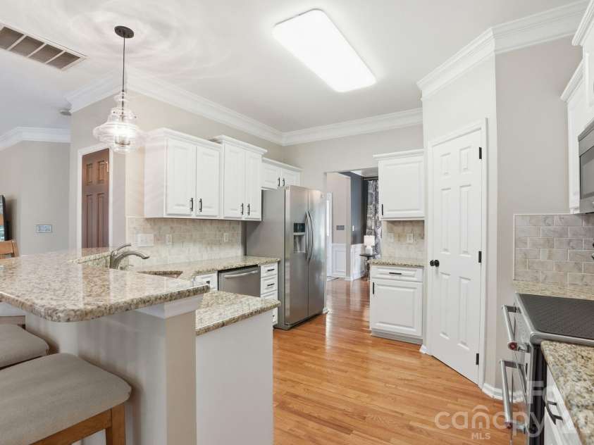 19737 Beneteau Court, Cornelius, NC 28031.  MLS# CAR4391475, YatesRealty ID 32794. Kitchen