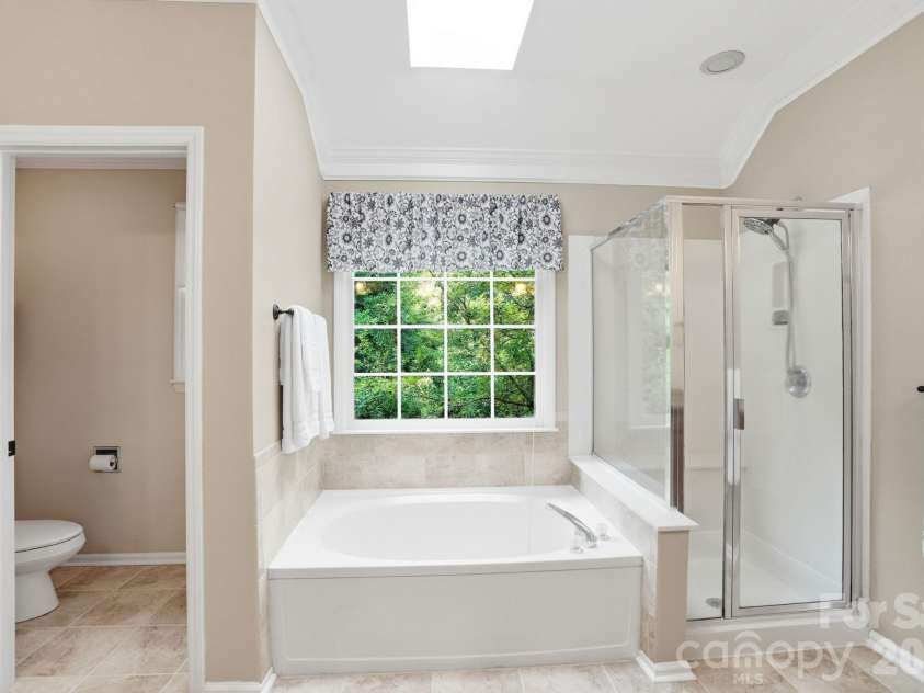 19737 Beneteau Court, Cornelius, NC 28031.  MLS# CAR4391475, YatesRealty ID 32794. Primary Bath