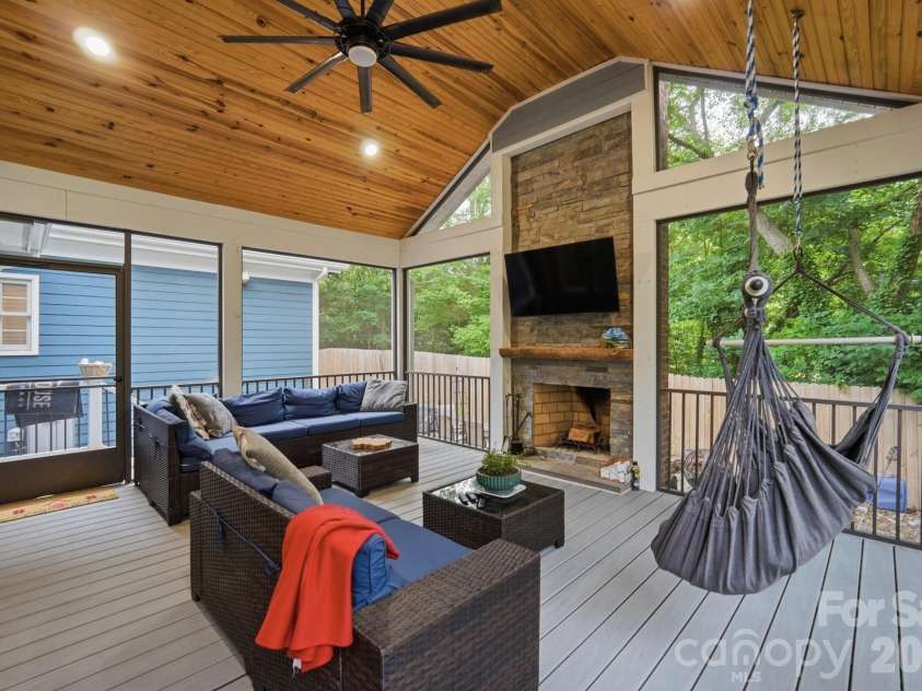 7702 Spanish Oaks Drive, Waxhaw, NC 28173.  MLS# CAR4391221, YatesRealty ID 32796. 