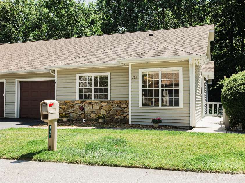 357 Laurel Park Place, Hendersonville, NC 28791.  MLS# CAR4390684, YatesRealty ID 32798. 357 Laurel Park Place...