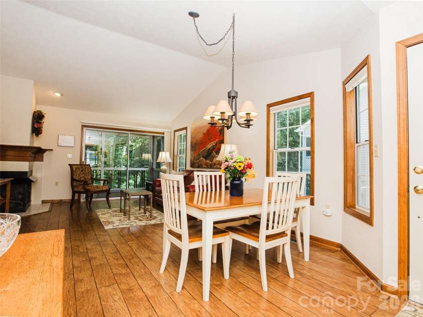 357 Laurel Park Place, Hendersonville, NC 28791.  MLS# CAR4390684, YatesRealty ID 32798. Dining / Dining area