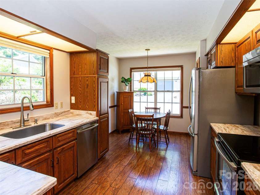 357 Laurel Park Place, Hendersonville, NC 28791.  MLS# CAR4390684, YatesRealty ID 32798. Excellent kitchen & dinette area