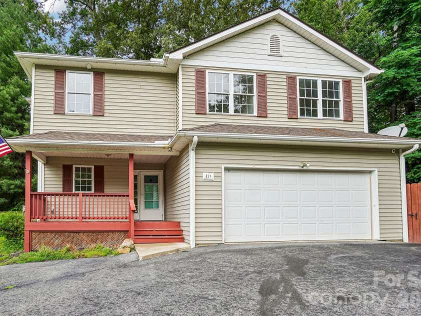 124 Karla Circle, Hendersonville, NC 28739.  MLS# CAR4395707, YatesRealty ID 32799. 