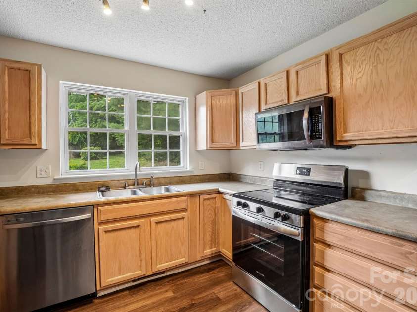 124 Karla Circle, Hendersonville, NC 28739.  MLS# CAR4395707, YatesRealty ID 32799. 