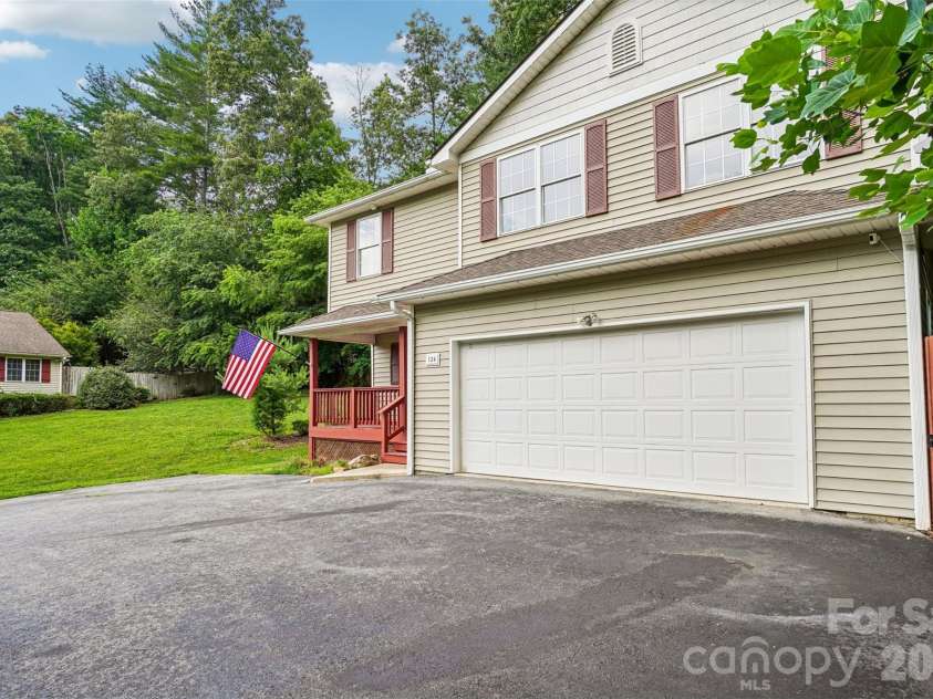 124 Karla Circle, Hendersonville, NC 28739.  MLS# CAR4395707, YatesRealty ID 32799. 