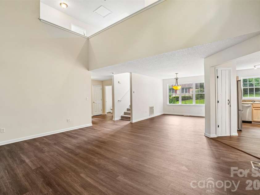 124 Karla Circle, Hendersonville, NC 28739.  MLS# CAR4395707, YatesRealty ID 32799. 