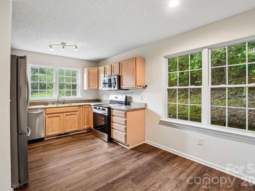 124 Karla Circle, Hendersonville, NC 28739.  MLS# CAR4395707, YatesRealty ID 32799. 
