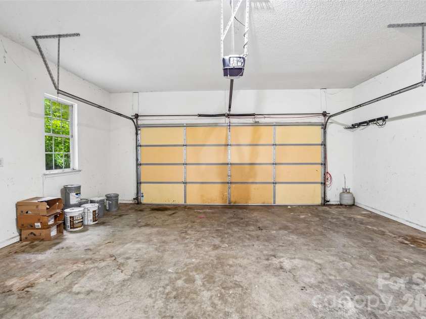 124 Karla Circle, Hendersonville, NC 28739.  MLS# CAR4395707, YatesRealty ID 32799. 