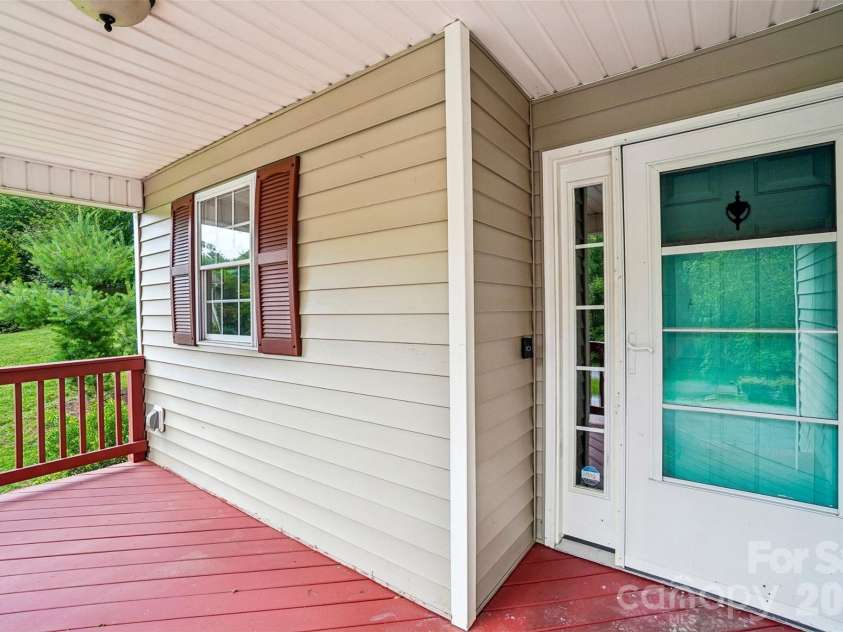 124 Karla Circle, Hendersonville, NC 28739.  MLS# CAR4395707, YatesRealty ID 32799. 