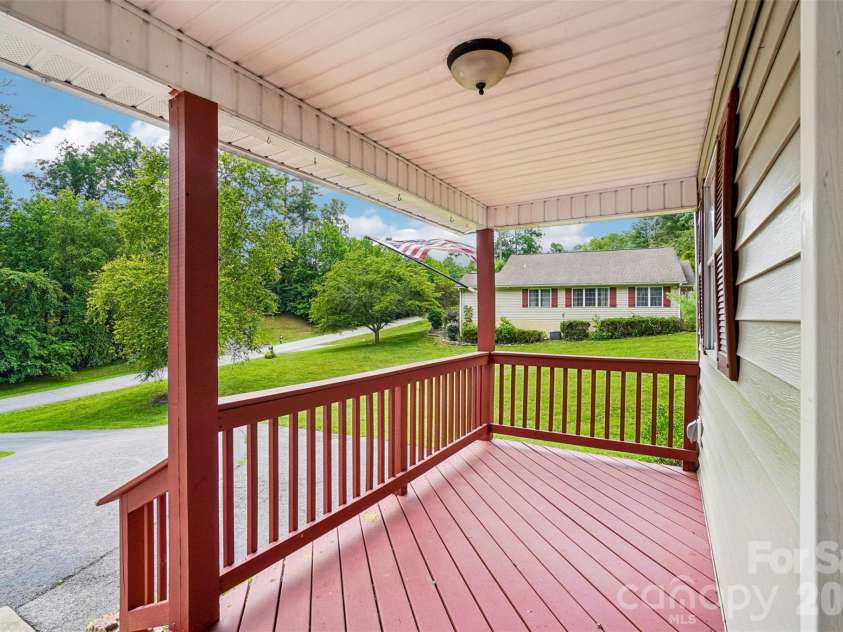 124 Karla Circle, Hendersonville, NC 28739.  MLS# CAR4395707, YatesRealty ID 32799. 