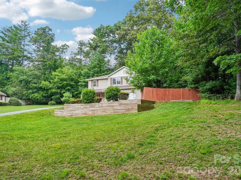 124 Karla Circle, Hendersonville, NC 28739.  MLS# CAR4395707, YatesRealty ID 32799. 