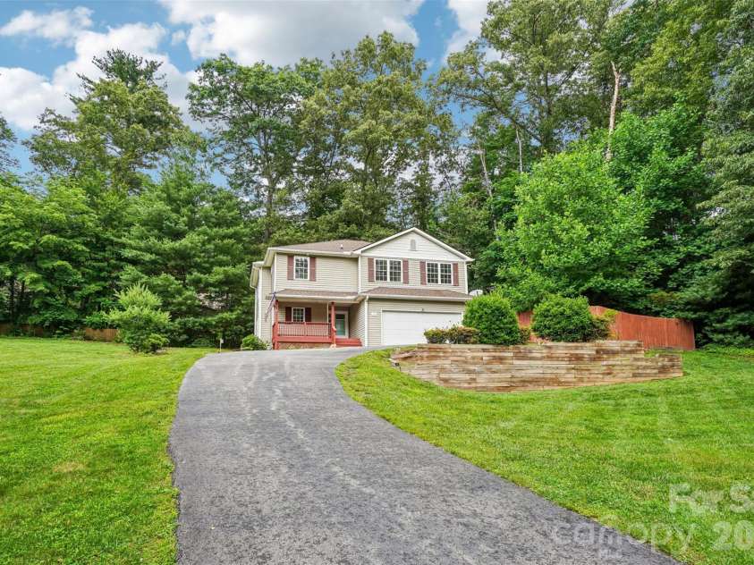 124 Karla Circle, Hendersonville, NC 28739.  MLS# CAR4395707, YatesRealty ID 32799. 