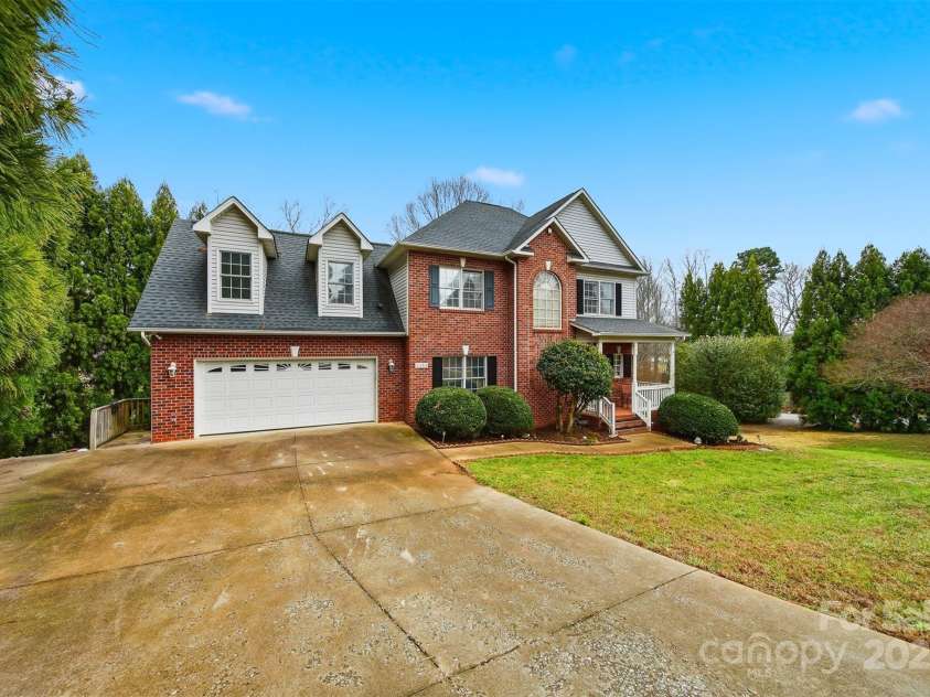 4434 Steeple Chase Drive, Hickory, NC 28601.  MLS# CAR4325785, YatesRealty ID 3280. 