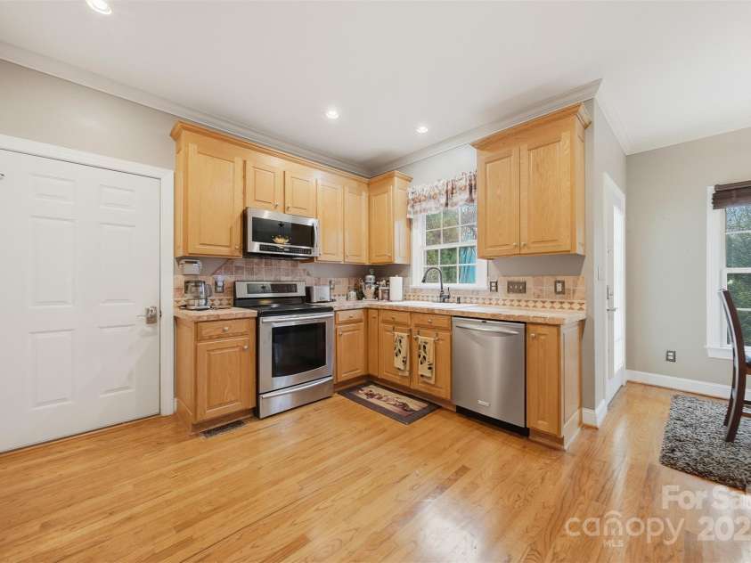 4434 Steeple Chase Drive, Hickory, NC 28601.  MLS# CAR4325785, YatesRealty ID 3280. 