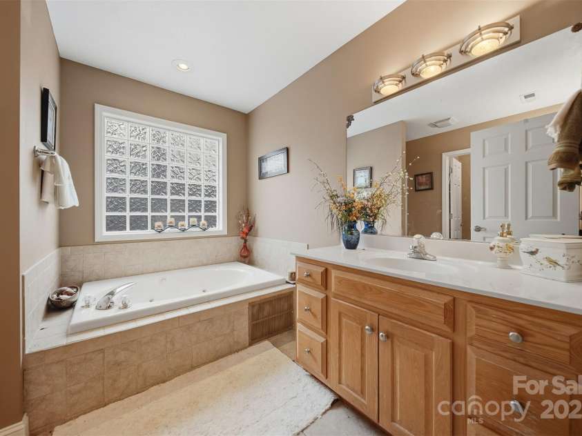 4434 Steeple Chase Drive, Hickory, NC 28601.  MLS# CAR4325785, YatesRealty ID 3280. 