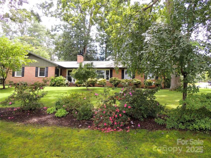 1220 Everette Place, Hendersonville, NC 28791.  MLS# CAR4289397, YatesRealty ID 32806. 